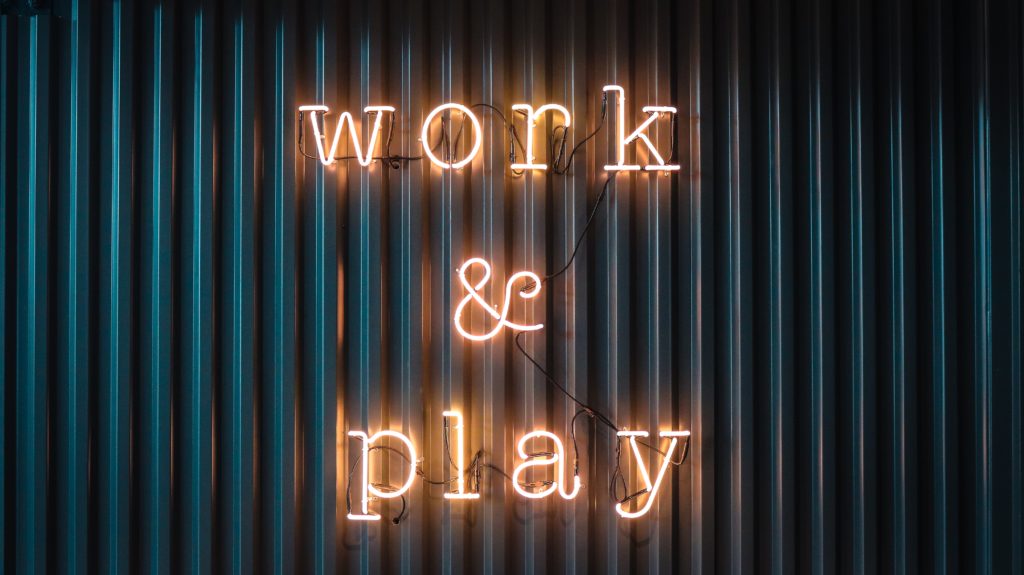 Eine Leuchtreklame mit der Aufschrift "Work and play"