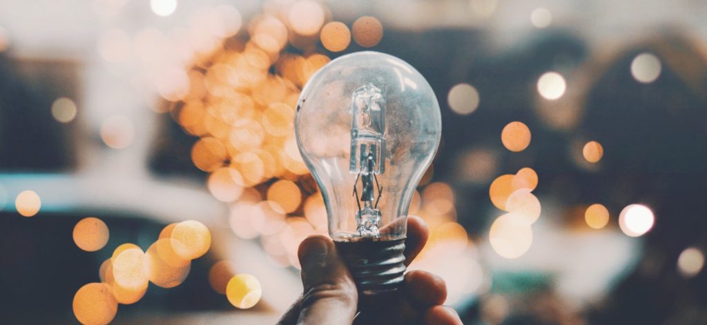 eine glühbirne wird hochgehalten