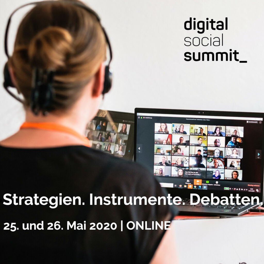 Über die Schulter einer Frau hinweg fotografiert sieht man zwei Bildschirme, auf denen viele Menschen im Zoom-Raum miteinander sprechen. Oben in der Ecke das Logo des Digital Social Summit.