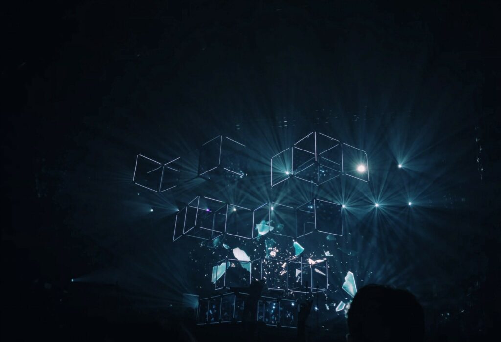 Foto eines 3D-Animation auf einem Konzert vor dunklem Hintergrund.