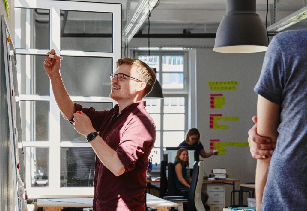 Foto von Moritz Ritter im Büro von Liquid Democracy.