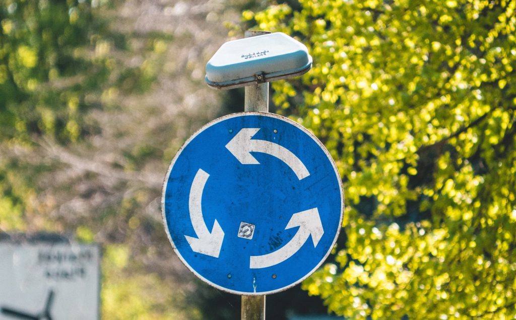 Symbolbild für Flipped Vernetzung: Foto eines Straßenschild, das gegen den Uhrzeigersinn lenkt.